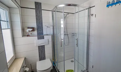 Badezimmer mit Runddusche hier genießt man den Start in den Tag