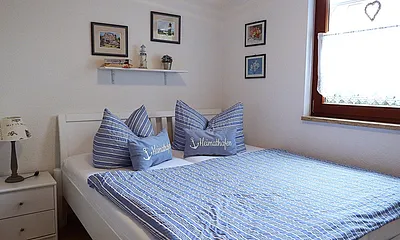 sepates Schlafzimmer  mit Doppelbett
