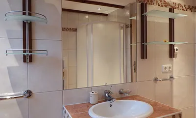 Bad mit eingefliestem Spiegel