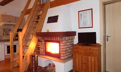 offener Wohnbereich mit Kamin