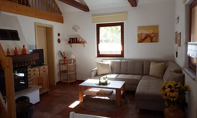 großer Kamin im offenen Wohnbereich
