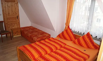 Schlafbereich mit Doppelbett und Liege