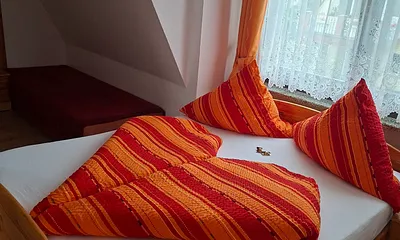 Schlafbereich mit Doppelbett und Liege
