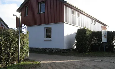 Das ist unser Haus mit Vorderblick auf die Ferienwohnung.Unten ist das Schlafzimmer und die beiden oberen Fenster sind einmal dieKüche links und die Sitzecke mit ausziehbarer Couch rechts.
