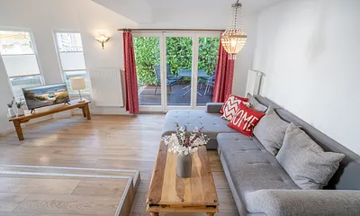 Wohnbereich mit angrenzender Terrasse