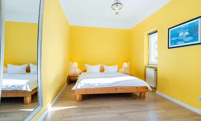 Schlafzimmer mit Doppelbett