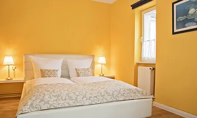 Schlafzimmer mit Doppelbett