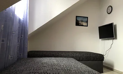 Ein kleines Flachbildfernsehgerät gehört ebenfalls zur Ausstattung des zweiten Schlafzimmers. 