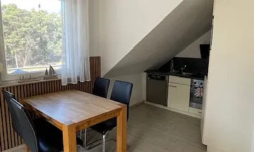 Essbereich mit vollwertig ausgestatteter Küche