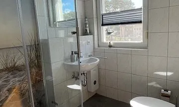 Bad mit Dusche und Fenster