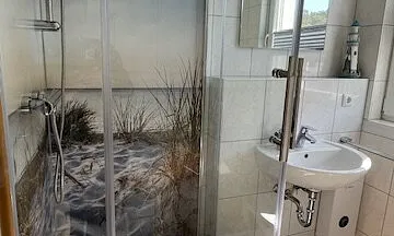 Bad mit Dusche und Fenster