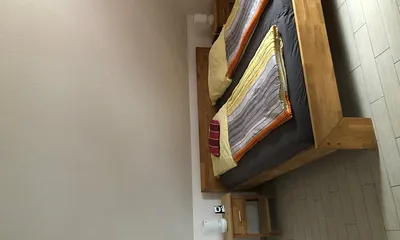 Die Wohnung verfügt über zwei Schlafzimmer. Das erste Schlafzimmer ist mit einem Doppelbett und einem geräumigen Schrank ausgestattet.