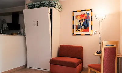 Schrankbett im Wohnzimmer