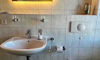 Bad mit Duschbereich und WC