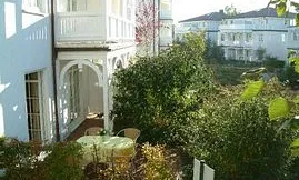 Blick auf Terrase und Balkon der Maisonette-Wohnung Sanddorn