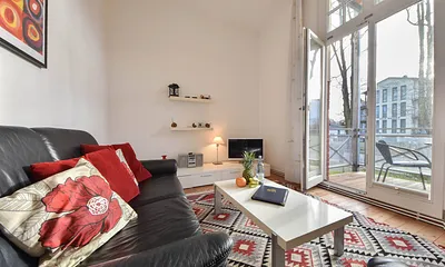 Wohnbereich mit Blick auf den Balkon