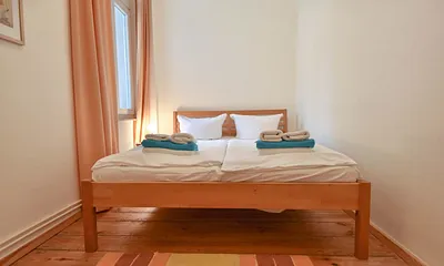 Schlafzimmer mit Doppelbett