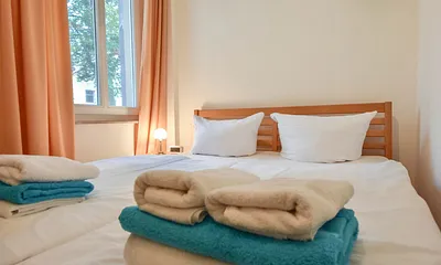 Schlafzimmer mit Doppelbett