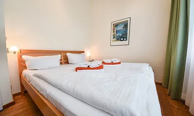 Schlafzimmer mit Doppelbett