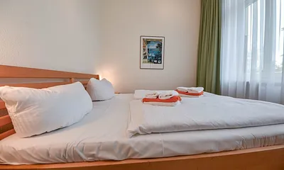 Schlafzimmer mit Doppelbett