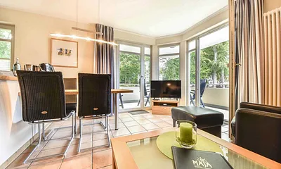 Wohnzimmer mit Balkonzugang