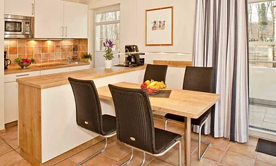 Küchenzeile mit Esstisch