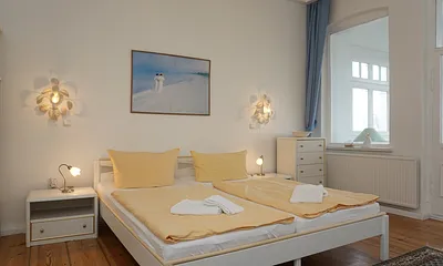 Schlafzimmer mit Doppelbett