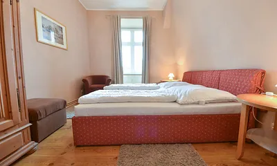 Schlafzimmer mit Doppelbett