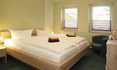 Schlafzimmer mit Doppelbett