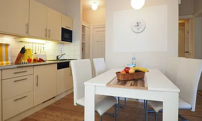 Küchenzeile mit Essbereich