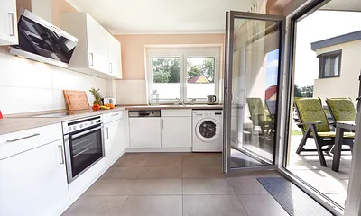 Küche mit Zugang zur Terrasse