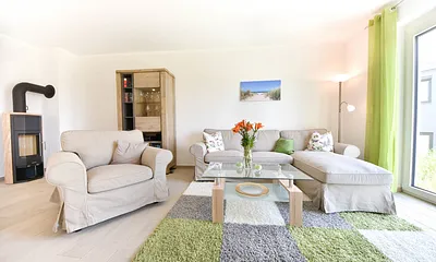 Wohnbereich mit Kamin und Zugang zu der Terrasse