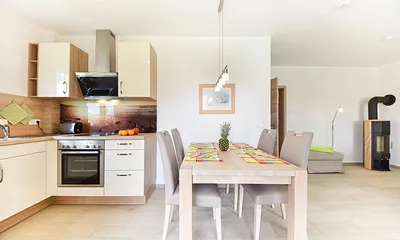 Küchenzeile mit Essbereich