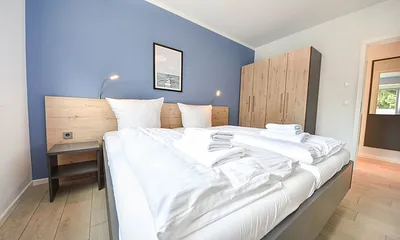 Schlafzimmer mit Doppelbett