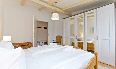 Schlafzimmer mit Doppelbett