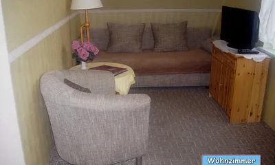Wohnzimmer mit Doppelbettcouch