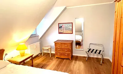 Schlafzimmer mit großem Kleiderschrank