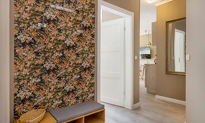 Der Flur mit Garderobe. Die Tür führt ins Schlafzimmer.