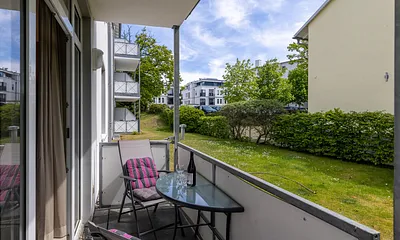 Der Balkon liegt im Erdgeschoß und ist nach Südosten ausgerichtet.