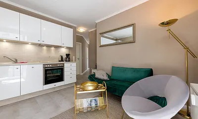 Blick vom Wohnzimmer zum Flur.