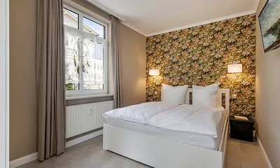 Das Schlafzimmer mit Verdunkelungsgardinen ... 