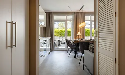 Der Blick vom Flur ins Wohnzimmer.