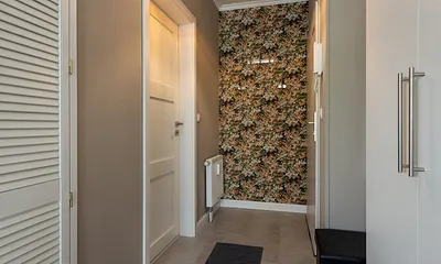 Der Flur mit Garderobe. Die Tür links führt ins Bad.