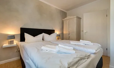 ... Doppelbett und Kleiderschrank.