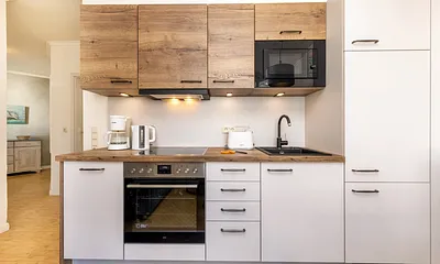 Die voll ausgestattete Küchenzeile mit Geschirrspüler, Mikrowelle, Backofen, Kühlschrank mit Eisfach etc.