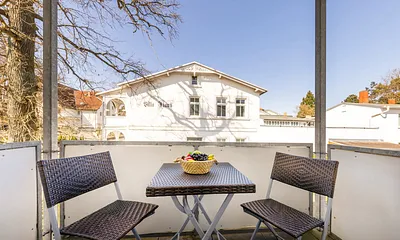 Der möblierte Balkon ist nach Westen ausgerichtet.