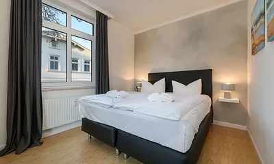 Das schöne Schlafzimmer hat Doppelbett ...