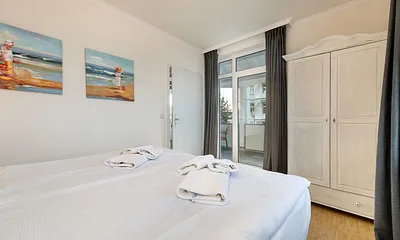 ... Kleiderschrank und einen Austritt zum Balkon.