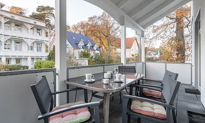 Hier der Blick auf den großen, möblierten Südbalkon.