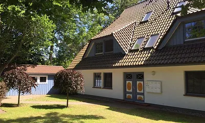 Außenansicht mit Fahrradschuppen